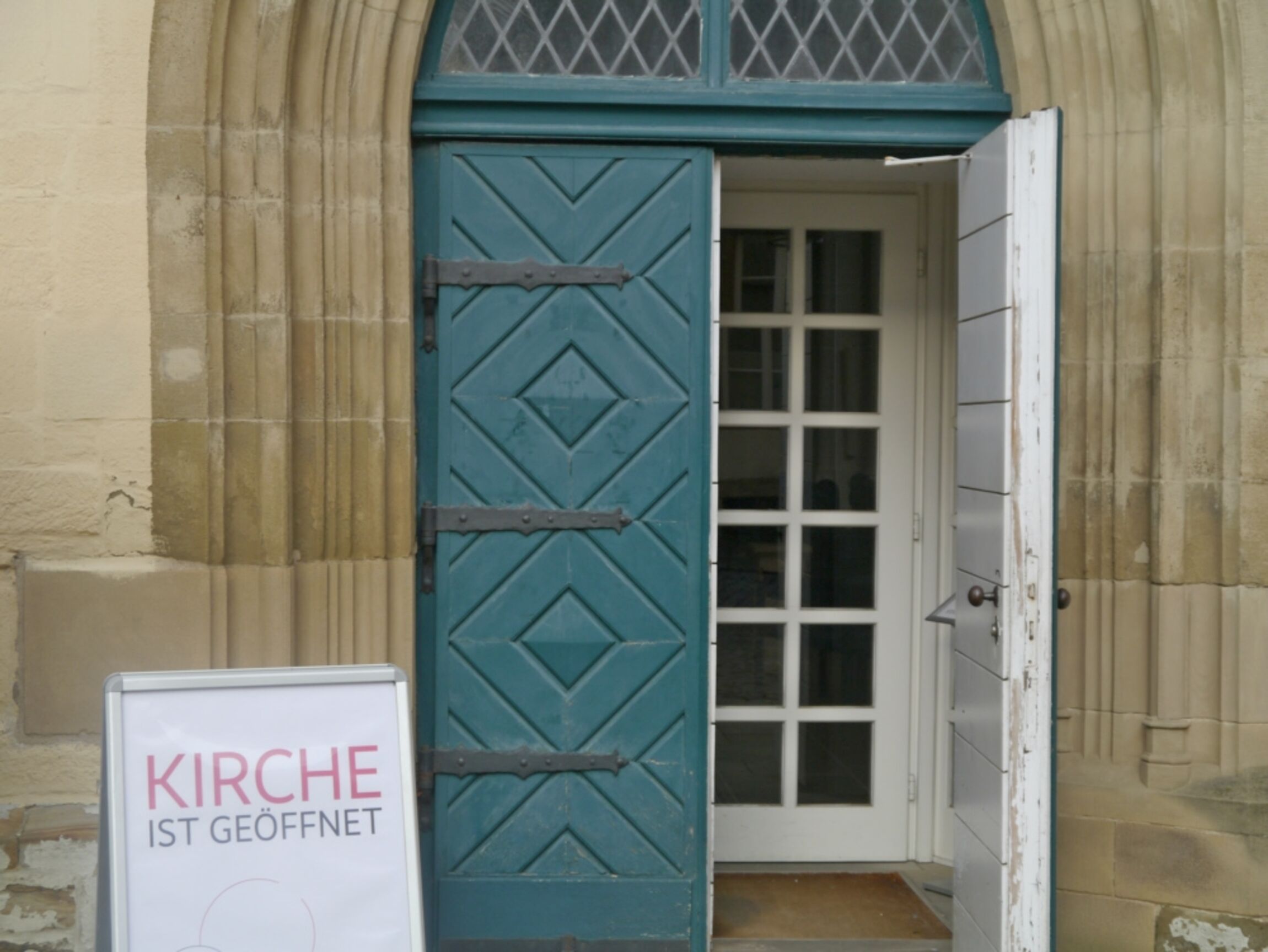 Offene Tür der St.-Katharinen-Kirche in Osnabrück